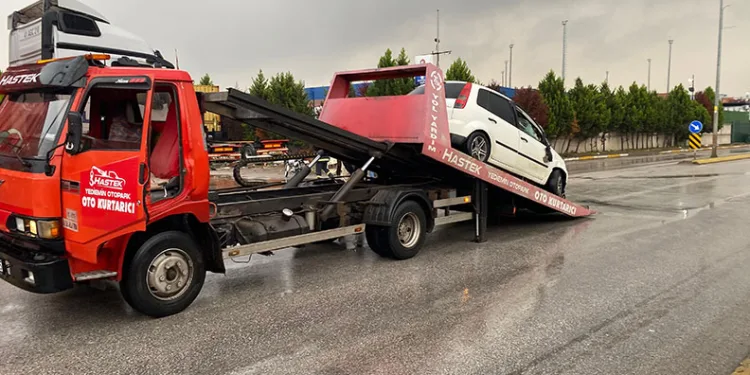 TIR’a çarpan otomobilin sürücüsü yaralandı