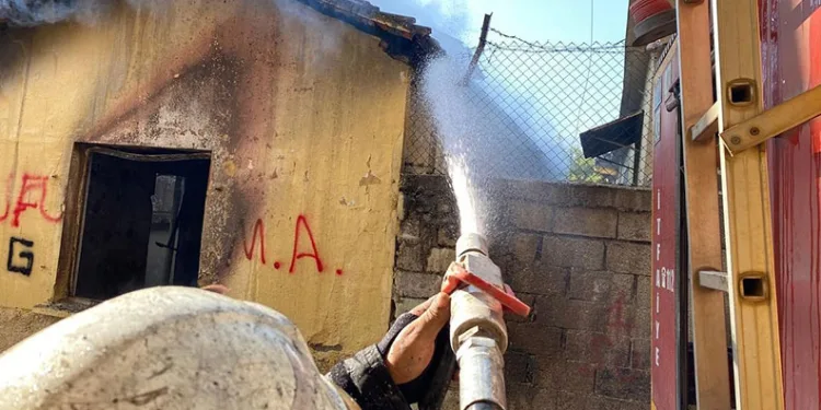 Kırıkhan’da metruk binada çıkan yangın söndürüldü
