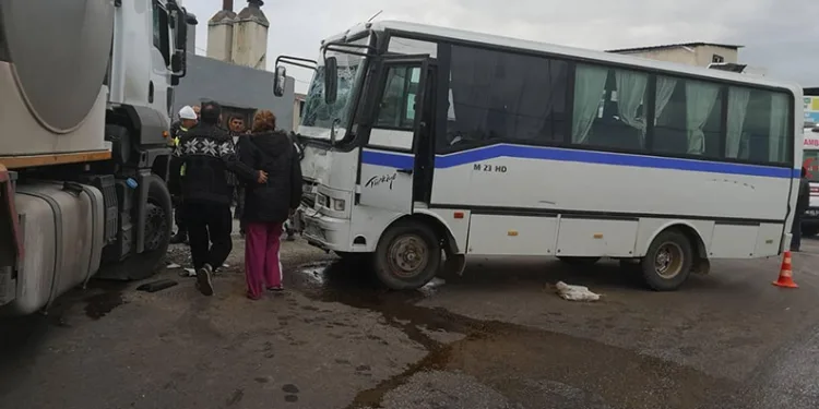 Kamyonu ile minibüs çarpıştı: 9 yaralı