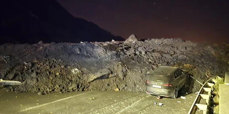 Artvin’in Arhavi ilçesinde heyelan