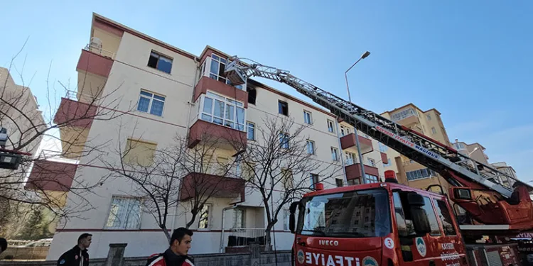 Evde çıkan yangında faciadan dönüldü