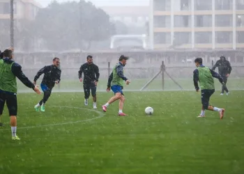 Bursa Nilüfer Futbol Kulübü yağmur altında çalıştı