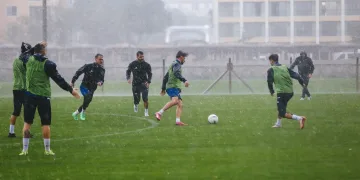 Bursa Nilüfer Futbol Kulübü yağmur altında çalıştı