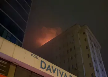 Bursa’da iş hanının çatısı alev alev yandı
