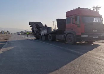 Tırın dorsesi şaha kalktı