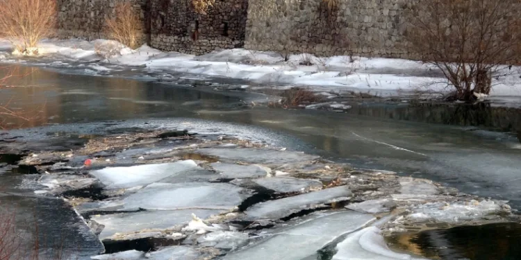 Çoruh nehri kısmi buz tuttu