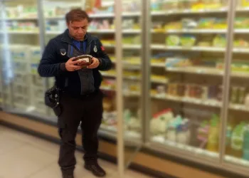 Çorum zabıtasından marketlere sıkı denetim