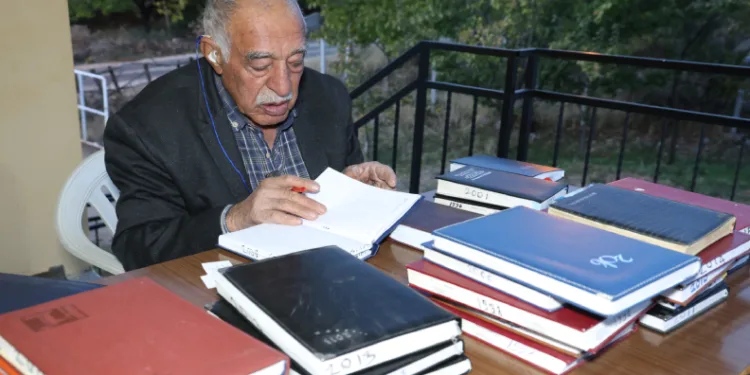 40 yıldır her şeyi kayda alıyor