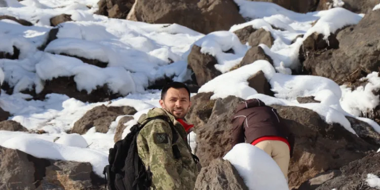 Doğaseverler soğuk havalarda keklikleri unutmadı