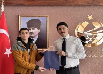 İkinci olan öğrenciler, makamında