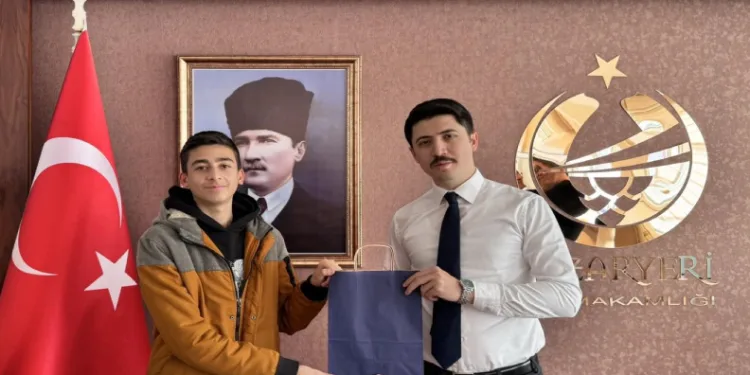 İkinci olan öğrenciler, makamında
