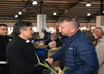 Başkan Durgut pazarda esnaflarla buluştu