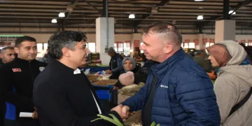 Başkan Durgut pazarda esnaflarla buluştu