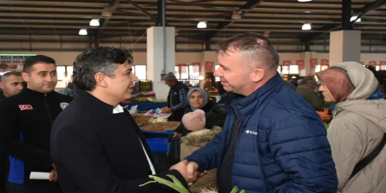Başkan Durgut pazarda esnaflarla buluştu