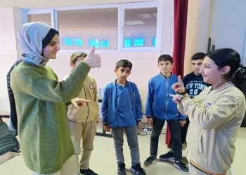 Engelleri kaldırmak için ‘İşaret Dili’ öğreniyor