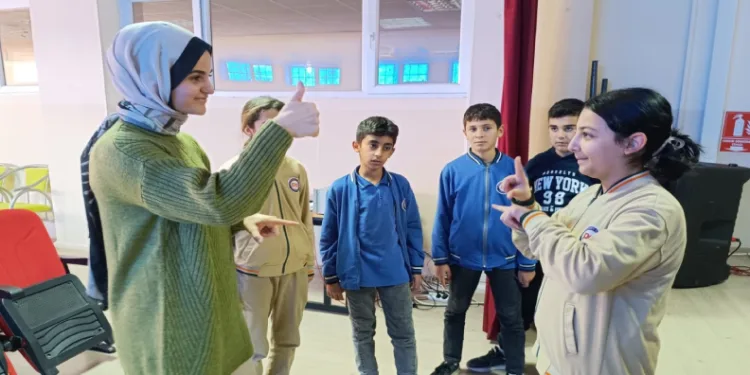 Engelleri kaldırmak için ‘İşaret Dili’ öğreniyor