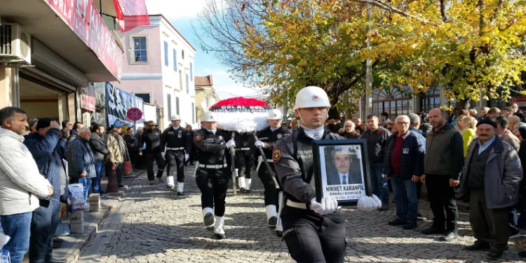 Emekli Komiser gözyaşları ile toprağa verildi