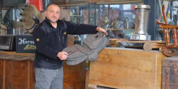 Antika tutkunu, kurtarılan eşyalarını sergiliyor