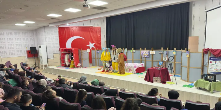 İsrail’in zulmü tiyatro sahnesinde anlatıldı