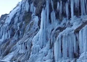 Tunceli’de ‘Ağlayan Kayalar’ dondu