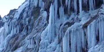 Tunceli’de ‘Ağlayan Kayalar’ dondu