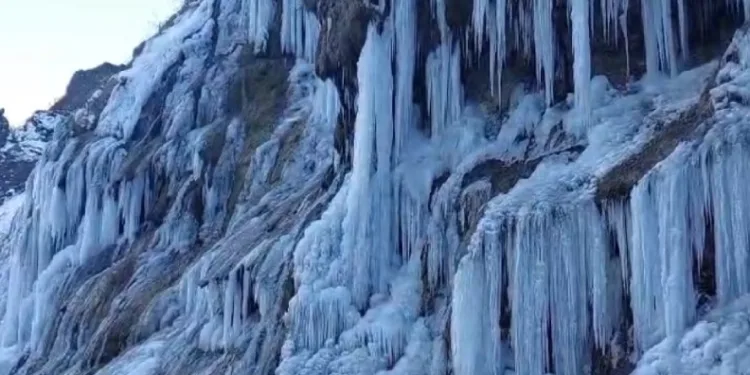 Tunceli’de ‘Ağlayan Kayalar’ dondu