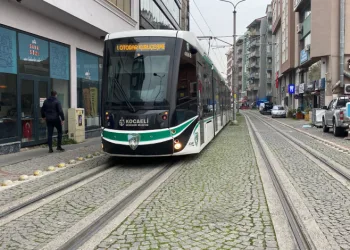 Tramvay yolundaki uykusunu vatman bozdu