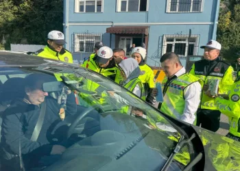 Trafik görevlisi olup, sürücüleri uyardılar