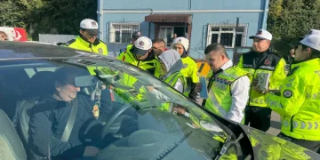 Trafik görevlisi olup, sürücüleri uyardılar