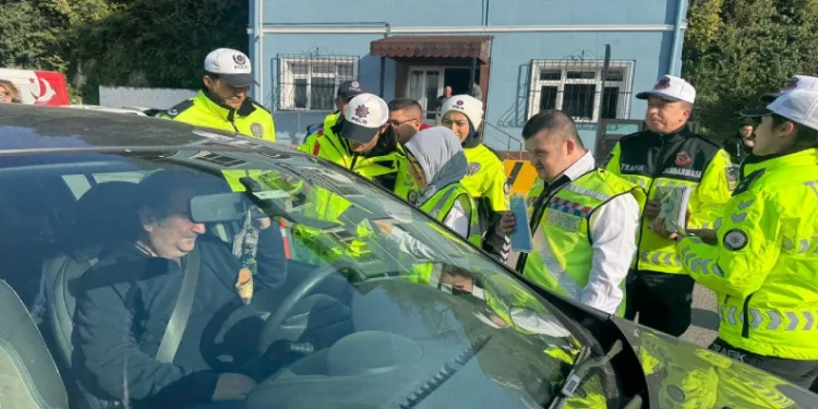 Trafik görevlisi olup, sürücüleri uyardılar