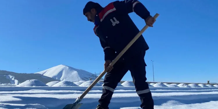 Erzurum’da kış için mezarlar açıldı