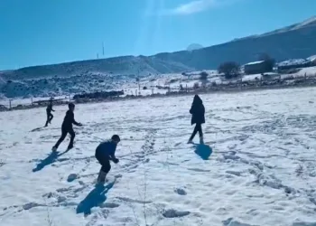 Kar sonrası çocuklar eğlenceli anlar