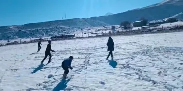 Kar sonrası çocuklar eğlenceli anlar