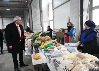 Başkan’dan pazar esnafını ziyaret etti