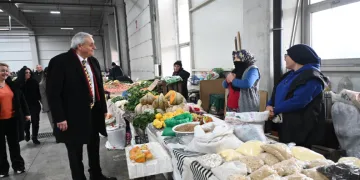 Başkan’dan pazar esnafını ziyaret etti