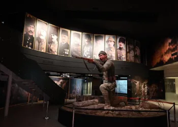 Çanakkale’de ziyaretçileri, Mehmetçik heykeli karşılıyor