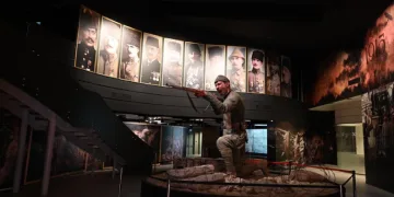 Çanakkale’de ziyaretçileri, Mehmetçik heykeli karşılıyor