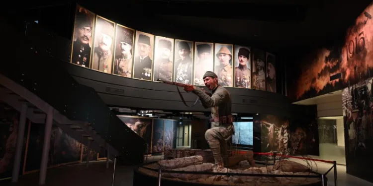 Çanakkale’de ziyaretçileri, Mehmetçik heykeli karşılıyor
