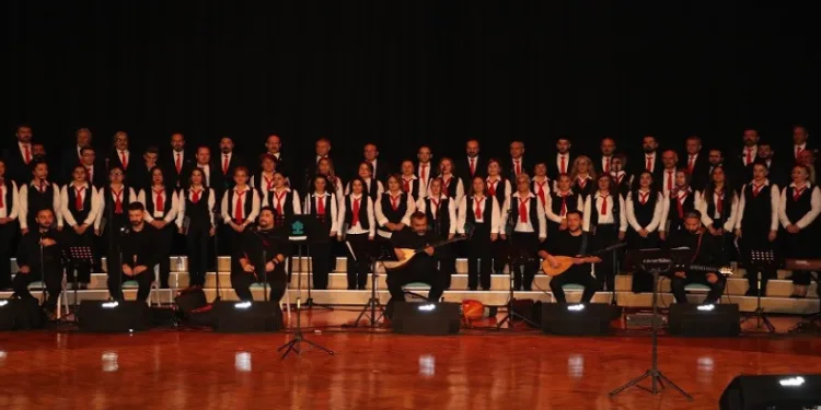 Engelsiz gecede kardeşlik korosundan konser