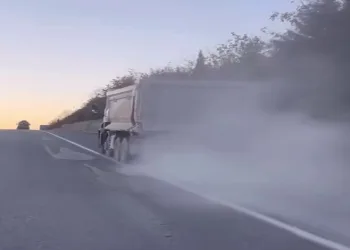 Yola kum dökerek ilerledi
