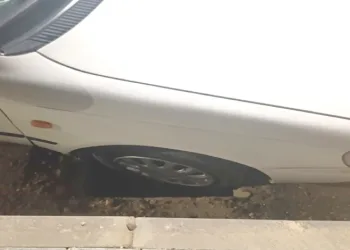 Otomobil açık bırakılan çukura girdi