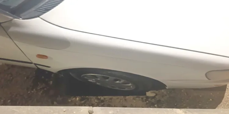 Otomobil açık bırakılan çukura girdi