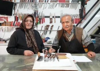 Çırak bulamadığında eşiyle birlikte yaşatıyor