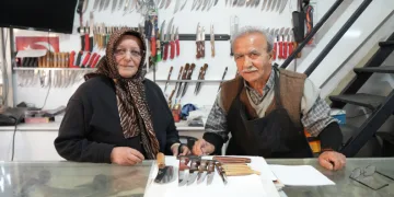 Çırak bulamadığında eşiyle birlikte yaşatıyor