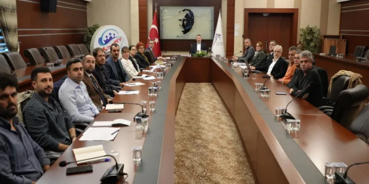 Kamu politika faaliyetleri devam ediyor