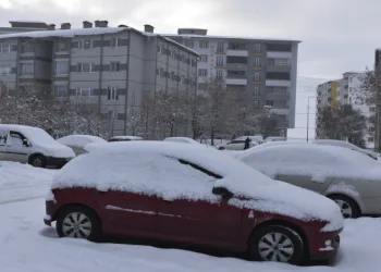 Kar 77 köy yolunu ulaşıma kapattı