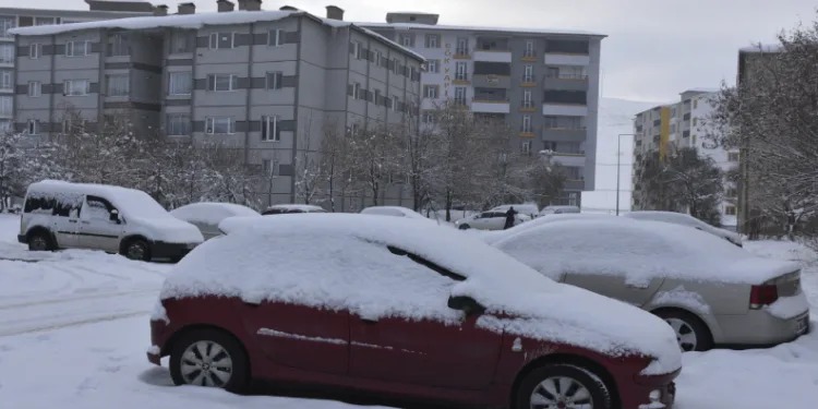 Kar 77 köy yolunu ulaşıma kapattı