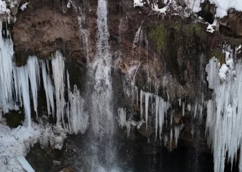 Yıldız şelalesi kış güzelliğine büründü