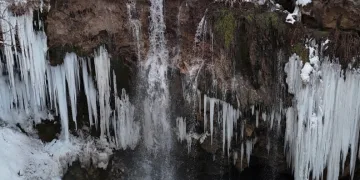 Yıldız şelalesi kış güzelliğine büründü