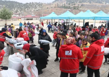 Dulkadiroğlu’ndaki çocuklara kışlık kıyafet yardımı